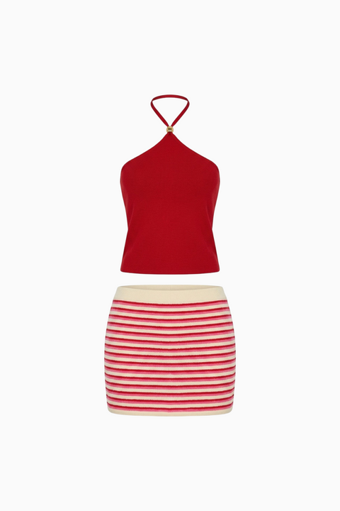 Ensemble haut à encolure américaine rouge et mini-jupe rayée