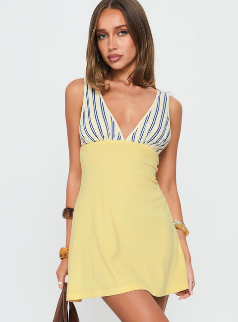 Vestido mini às riscas e amarelo, em patchwork, com decote em V profundo