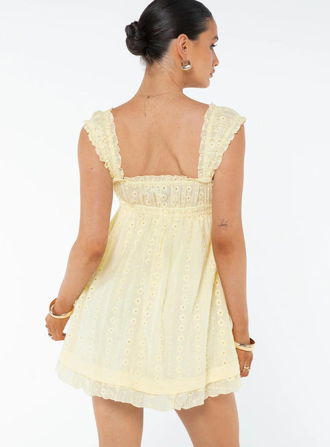 Hellgelbes Minikleid mit Lochstickerei, Rüschen und Spaghettiträgern