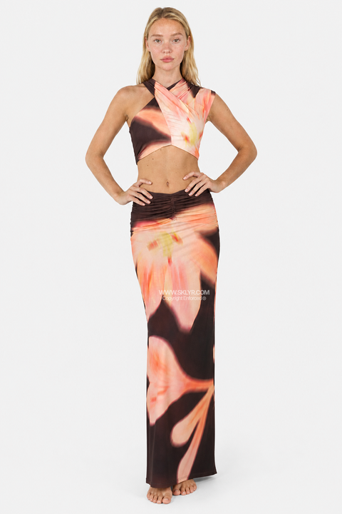 Completo maxi scuro con stampa floreale e incrocio