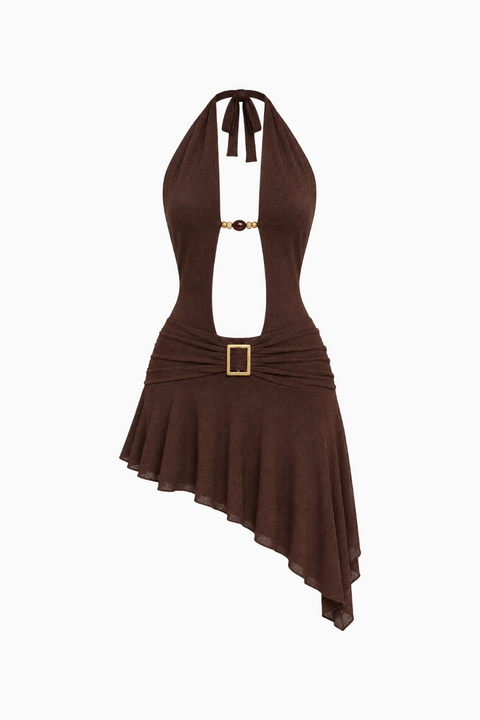 Vestido mini castanho com decote profundo, assimétrico e de cabresto