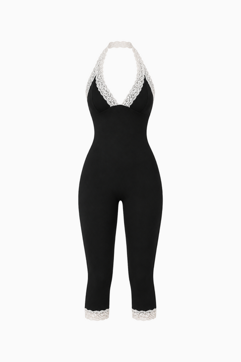Macacão capri preto de cabresto com acabamentos de renda