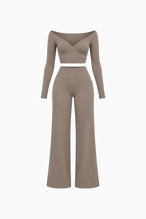 Ensemble composé d'un haut cache-cœur et d'un pantalon large