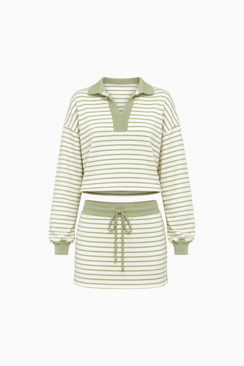 Ensemble sweat-shirt polo rayé et mini-jupe