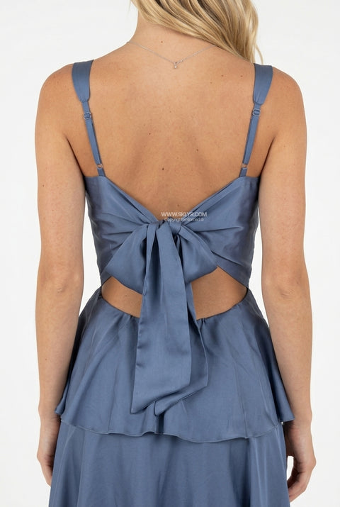 Vestido comprido azul-acinzentado com folhos em camadas