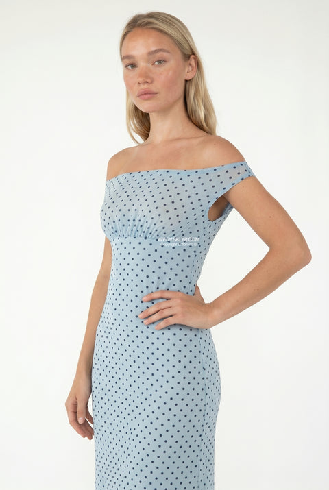 Abito lungo azzurro baby a pois, arricciato e con scollo Bardot