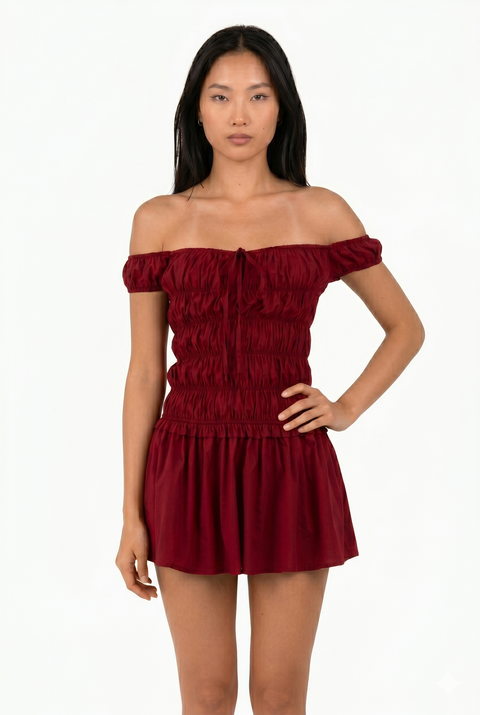 Vestido mini de bolinhas com ombros descobertos