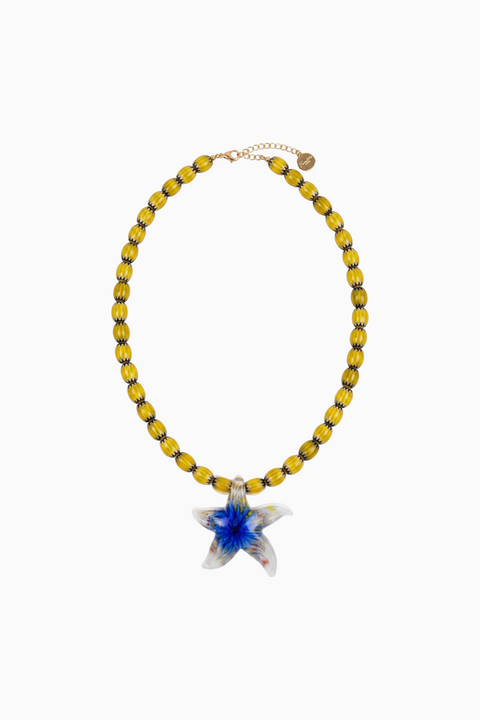 Colar boho-chic com contas amarelas e estrela-do-mar azul