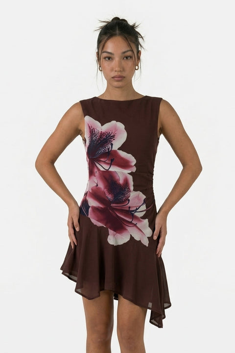 Vestido midi assimétrico castanho-chocolate com folhos e hibiscos