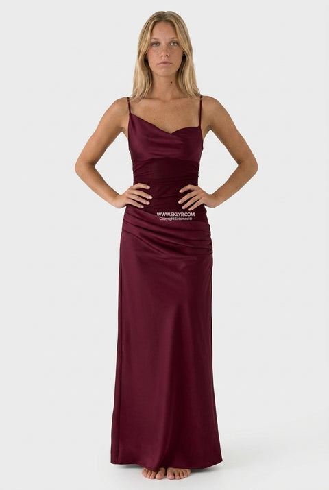 Eng anliegendes Maxi-Kleid aus burgunderrotem Samt