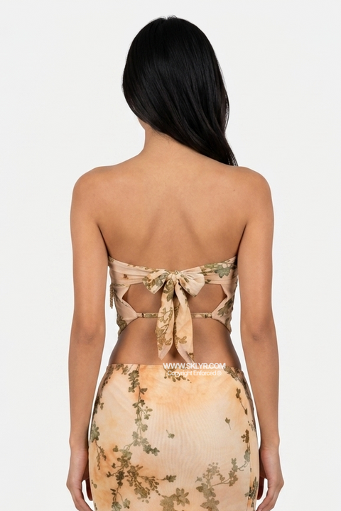 Conjunto midi de duas peças cor de pêssego, com estampado floral e franjas
