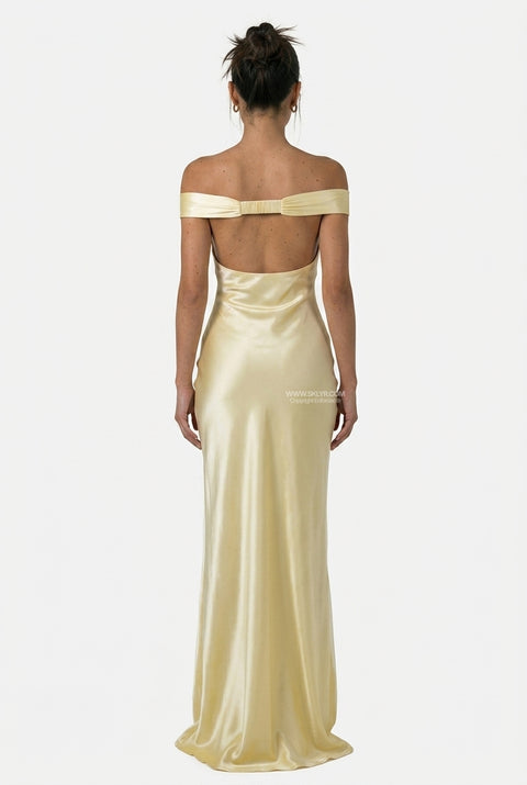 Vestido comprido de cetim amarelo-claro com decote a direito