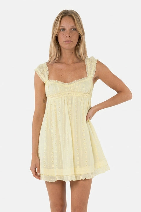 Hellgelbes Minikleid mit Lochstickerei, Rüschen und Spaghettiträgern
