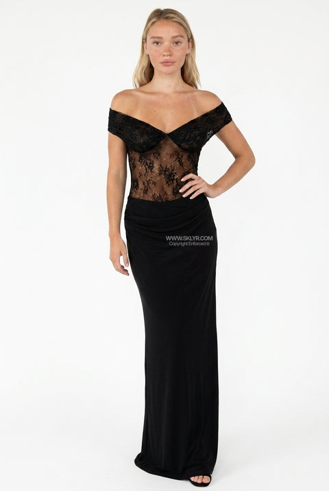 Vestido comprido preto com ombros à mostra e painéis de renda