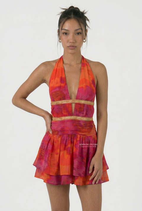 Robe courte dos nu avec découpes et imprimé coucher de soleil vibrant