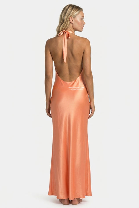 Vestido maxi de cetim cor de pêssego suave