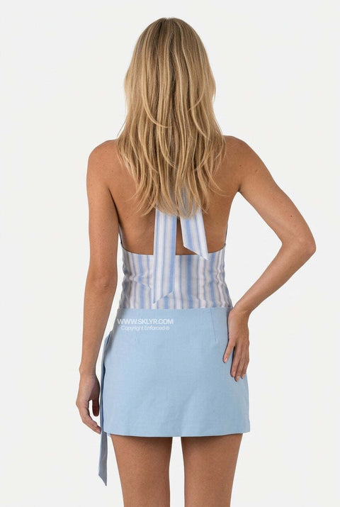 Completo blu arricciato con top all’americana e gonna mini