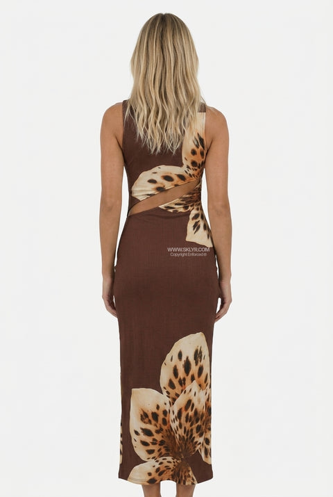 Vestido maxi castanho em cetim com alças finas e estampado de rosas