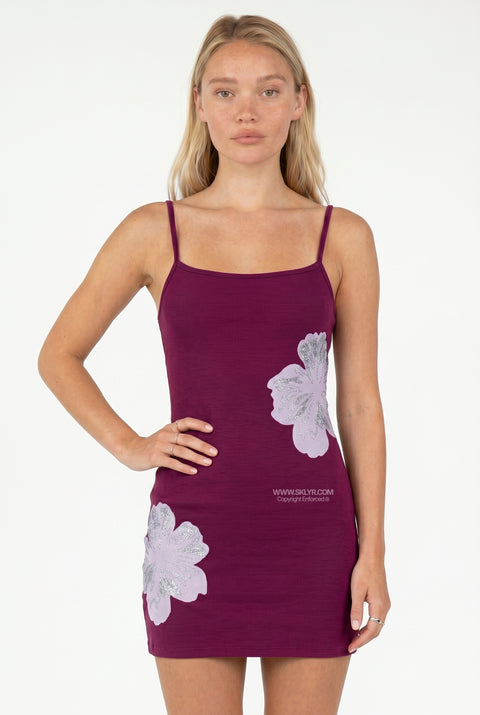 Robe courte côtelée à motif floral prune