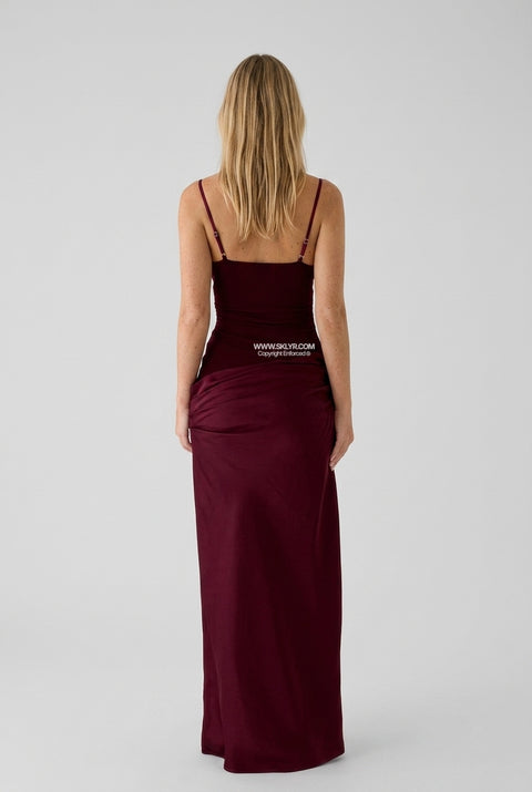 Eng anliegendes Maxi-Kleid aus burgunderrotem Samt