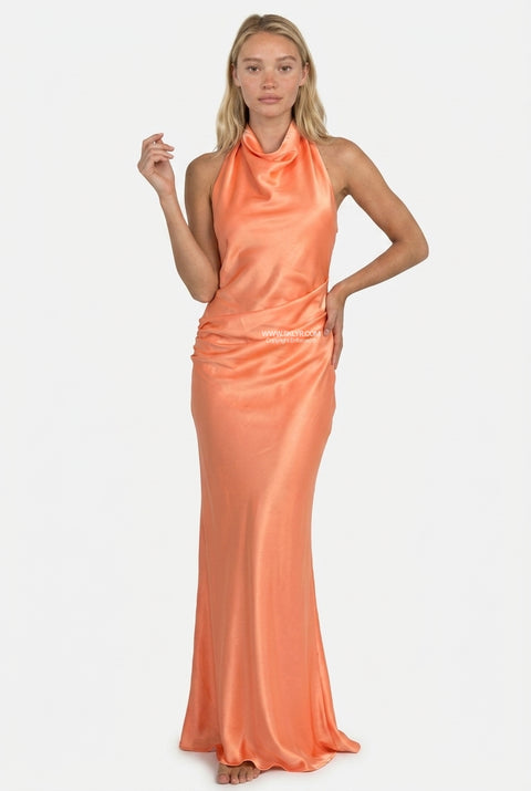 Vestido maxi de cetim cor de pêssego suave