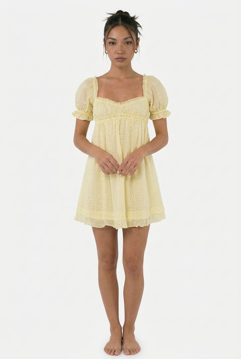 Hellgelbes Minikleid mit Lochstickerei, Rüschen und Spaghettiträgern