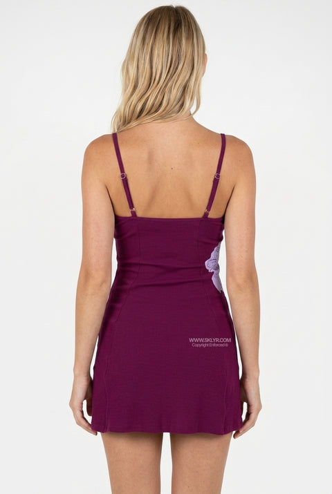 Robe courte côtelée à motif floral prune