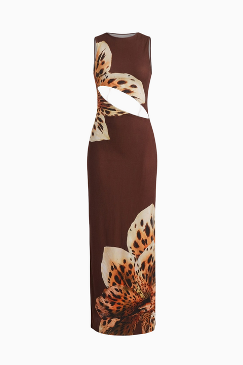Vestido maxi castanho em cetim com alças finas e estampado de rosas