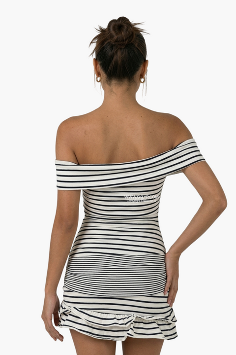Robe courte à rayures noir et blanc à épaules dénudées
