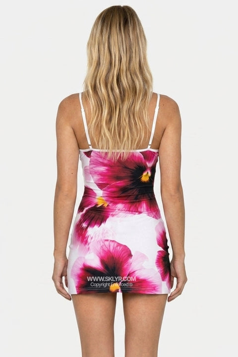 Vestido curto tipo combinação com hibisco cor-de-rosa