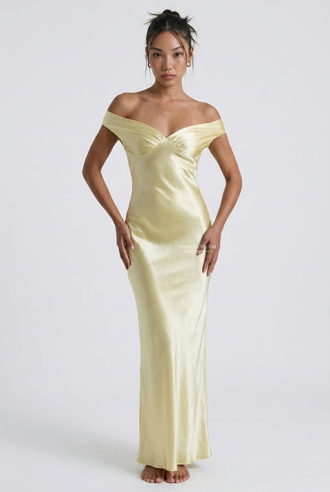 Vestido comprido de cetim amarelo-claro com decote a direito