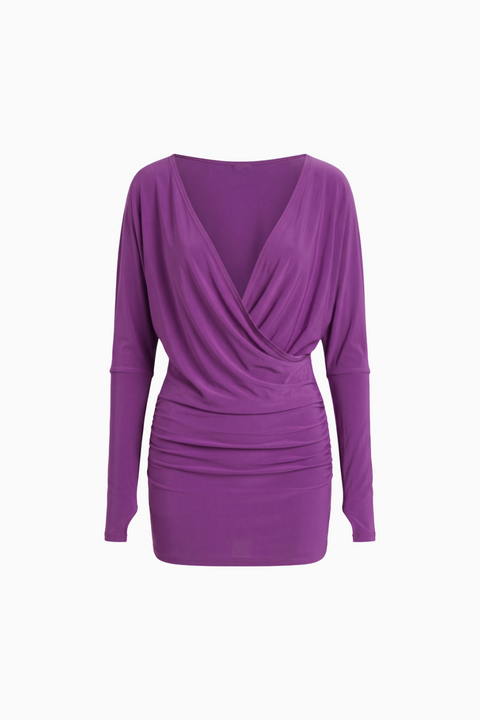 Vestido curto roxo-escuro com gola drapeada e franzido