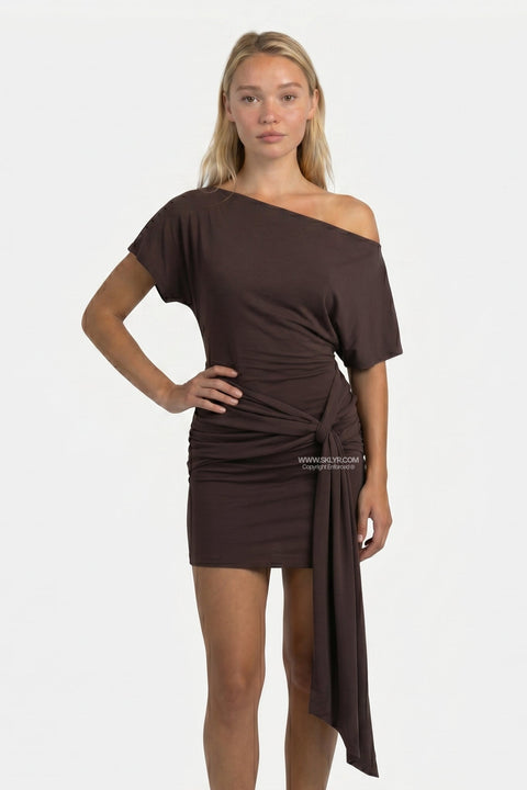 Mini-robe drapée asymétrique froncée marron