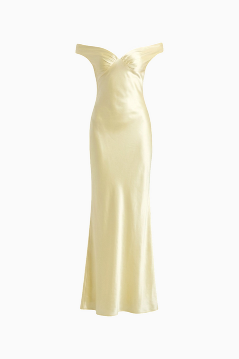 Vestido comprido de cetim amarelo-claro com decote a direito