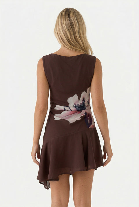 Vestido midi assimétrico castanho-chocolate com folhos e hibiscos