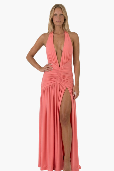 Vestido comprido coral com decote profundo e alças halter