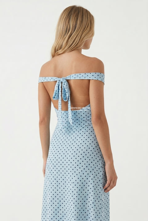 Abito lungo azzurro baby a pois, arricciato e con scollo Bardot