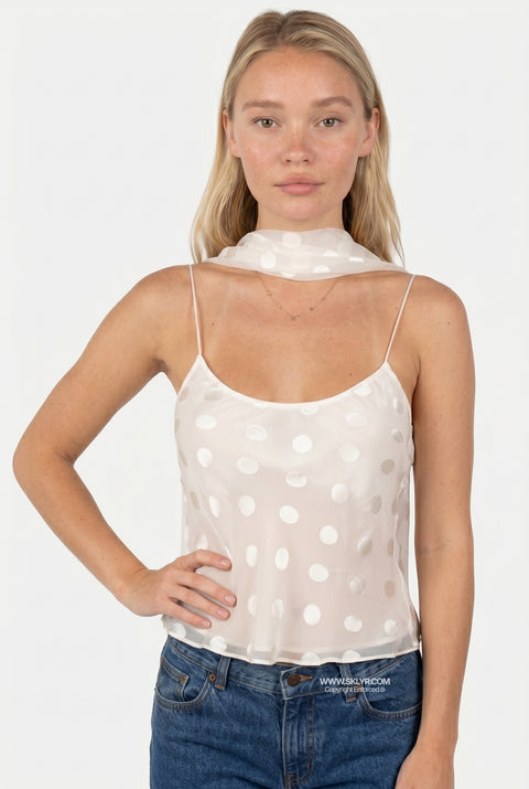Top branco justo com alças finas