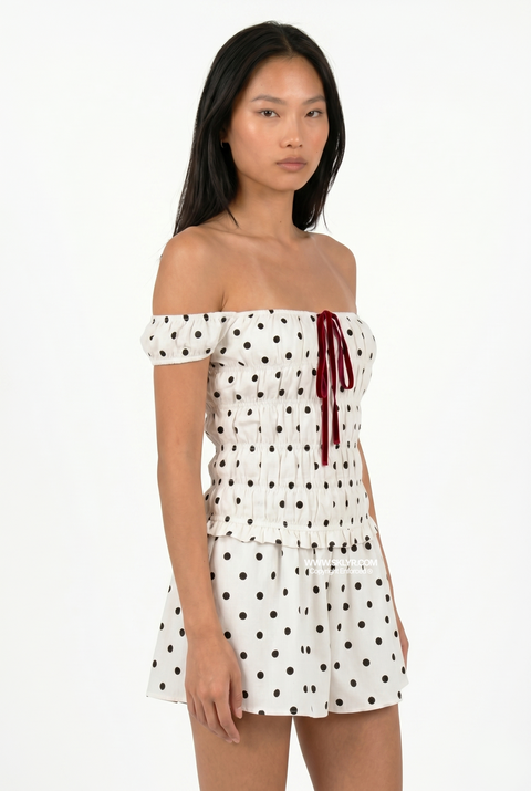 Vestido mini de bolinhas com ombros descobertos