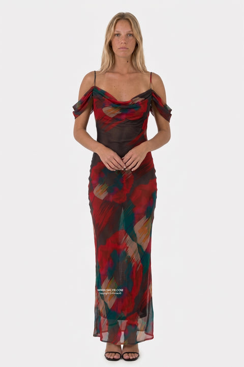 Vestido maxi justo, escuro, com padrão floral rico