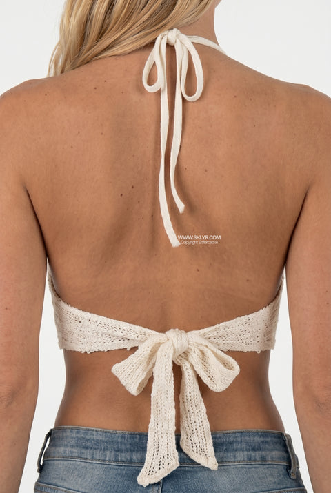 Cremefarbenes strukturiertes Neckholder-Crop-Top