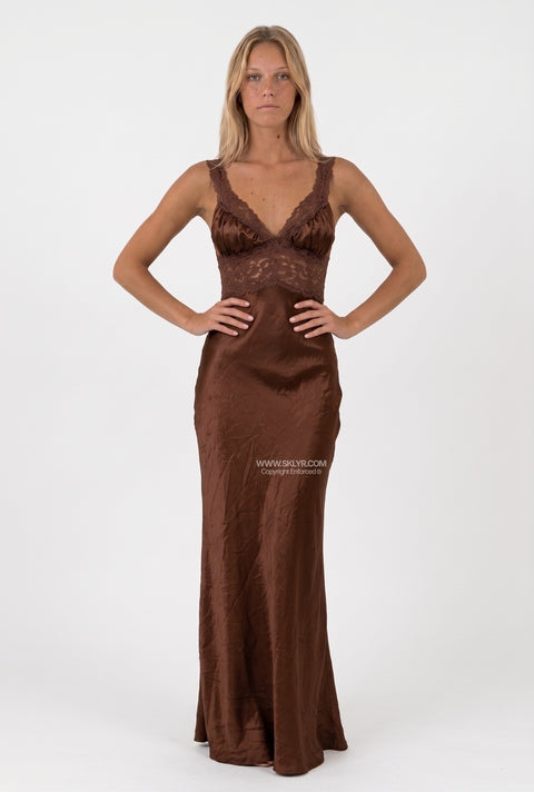 Vestido maxi castanho-chocolate acetinado com acabamento em renda