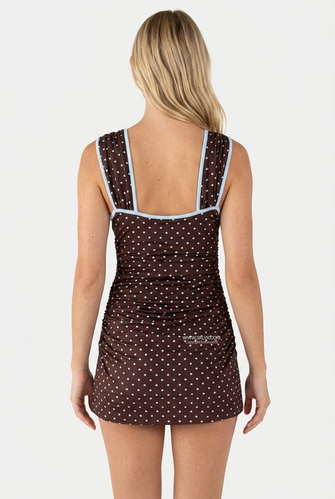 Robe courte à pois à col en V et détails froncés
