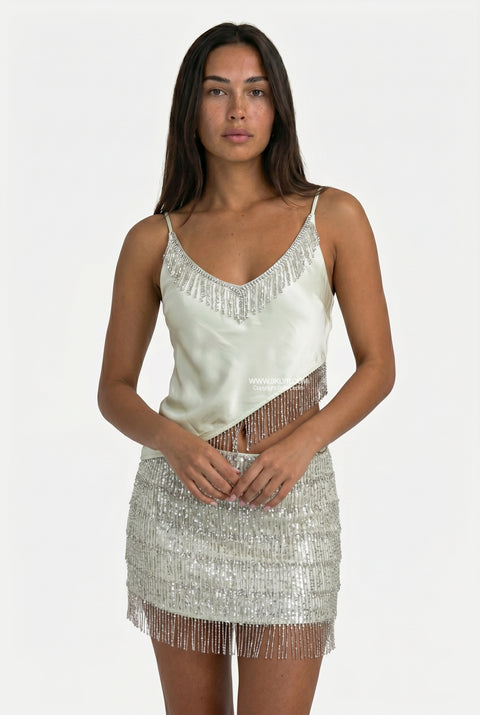 Grünes Set aus Neckholder-Top mit Perlenstickerei und Rock