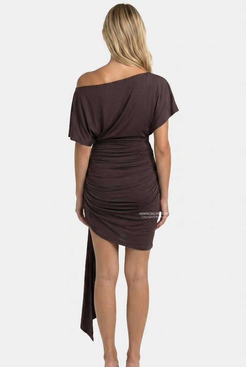 Mini-robe drapée asymétrique froncée marron