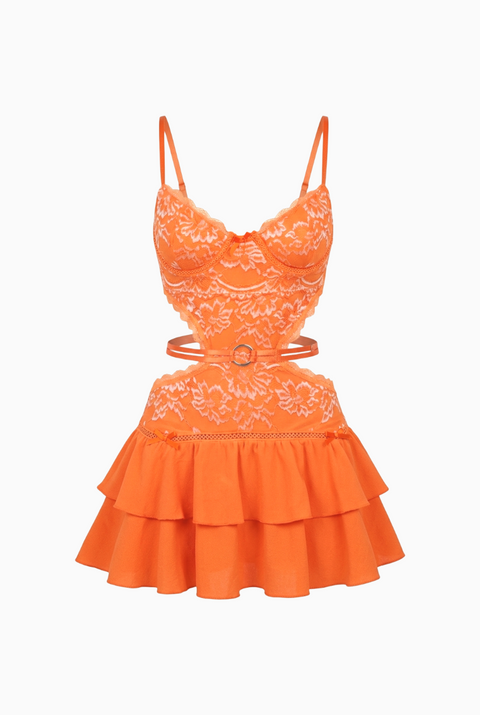 Robe courte en dentelle ajourée à volants