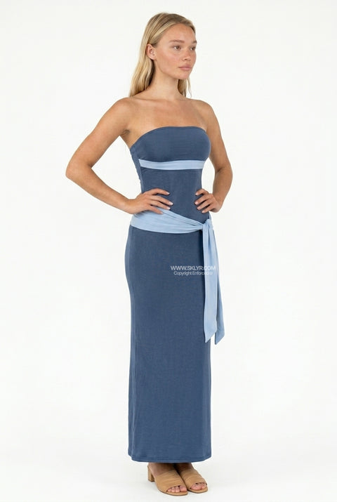 Marineblaues schulterfreies, fließendes Maxikleid