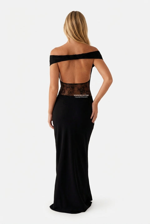 Vestido comprido preto com ombros à mostra e painéis de renda