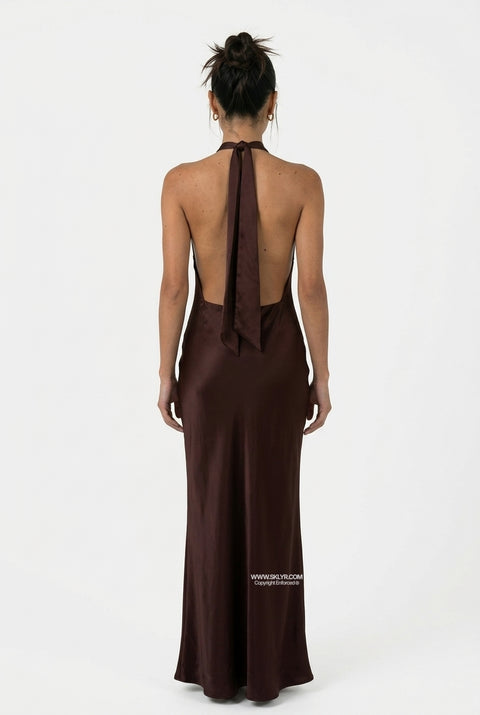 Maxikleid mit Neckholder aus schokoladenbraunem Satin