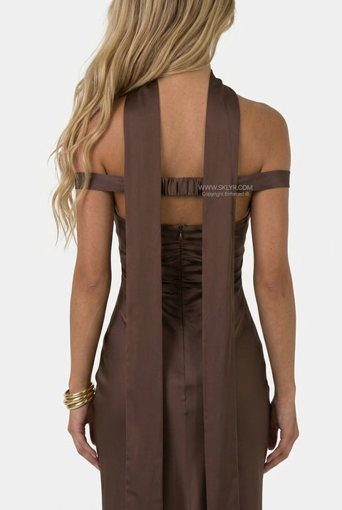 Maxikleid aus braunem Satin mit Neckholder und offener Rückenpartie